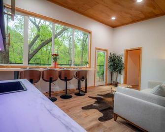 Spectacular Luxurious Tree House with Jacuzzi and Fire Pit in Texas - Groesbeck - Huiskamer