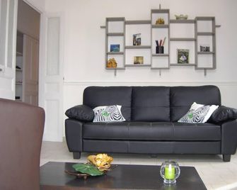 Bel F3 downtown with private garage - Ajaccio - Living room