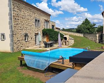 Spacious and luxurious cottage for 12 people in Espalem in Auvergne - Blesle - Piscina