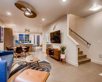 Elegant Townhome near Old Town, Breweries and River! - Fort Collins - Living room