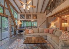 The Treetop Escape by Innsbrook Vacations! - Wright City - Wohnzimmer