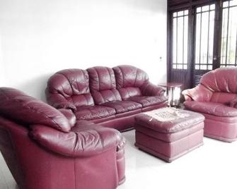 My Villa Airport - Katunayake - Living room