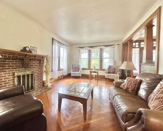 4 Bedroom Beautiful Home Steps Away from Geisinger - Danville - Living room