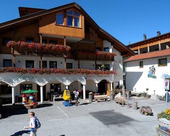 Pensione Edelweiss - San Cassiano/St. Kassian - בניין