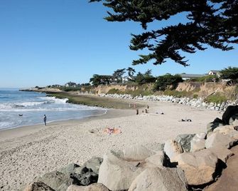 Designer Inspired Beach Cottage, One Short Block from the an Expansive Beach - Santa Cruz - Beach