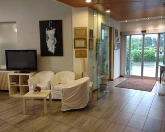 Nuova Italia - Gozzano - Ingresso