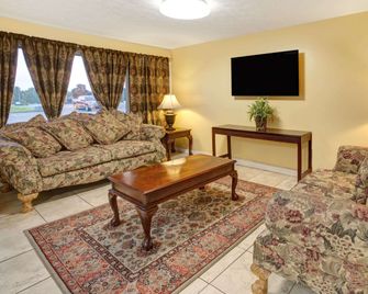 Travelodge by Wyndham Sellersburg / Louisville North - Sellersburg - Huiskamer