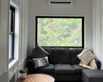 Unique tiny home experience in a one of a kind tiny home community! - Elizabethtown - Living room