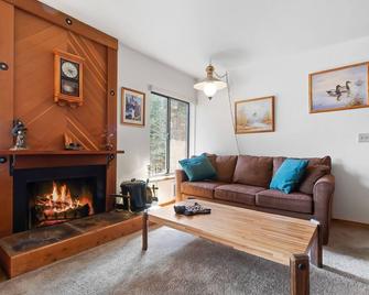 Comfortable Condo Great Location- Tamarack #12 - Arnold - Living room