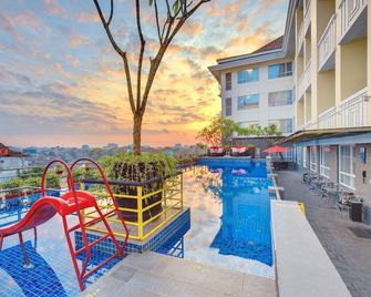Grand Zuri Malioboro - Yogyakarta - Piscina