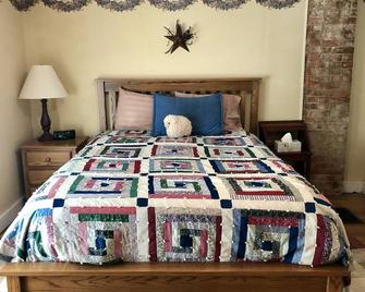 Rainbow Ridge Farms ~ Farmstay Bed and Breakfast - Onalaska - Bedroom