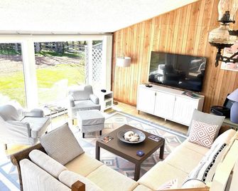 Waterfront 2 BR cottage on 1 acre private lot walking distance to beaches! - Stanhope - Wohnzimmer