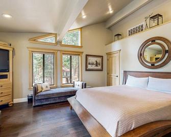 Stylish home with decks, grill & games - near lake, slopes & shops - Tahoe City - Bedroom