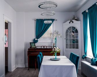 Don't miss this Cute, Quaint Brick Cottage which is is located in York, PA. - York - Dining room