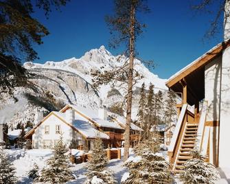 Rustic & Cozy Banff Getaway | Access 2 hot tubs! - Banff - Building