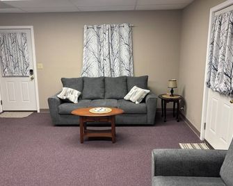 Charming 2-bedroom barndominimum very large garage WiFi, AC in serene Clinton - Clinton - Living room