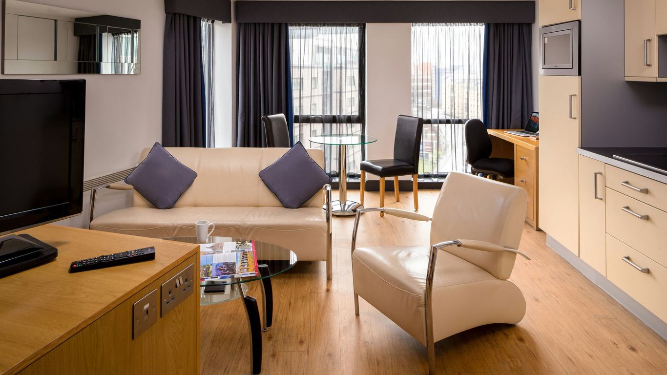 Roomzzz Leeds City West