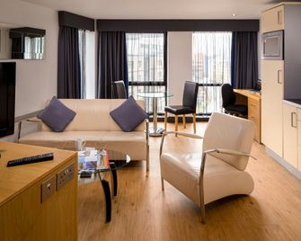 Roomzzz Leeds City West - Leeds - Living room