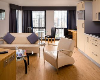 Roomzzz Leeds City West - לידס - סלון