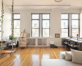 Bright Soho Loft with View - New York - Wohnzimmer