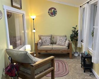 Updated 1825 Maine Farmhouse - Auburn - Вітальня