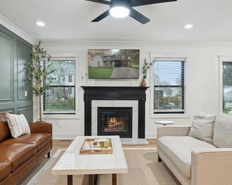 3mins Dt Game Room Fire Pit+bbq - 9404 Brookline - Plymouth - Living room