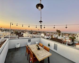 Superb Long Beach House Steps to Sand w/ Roof Deck - Long Beach - Balcony