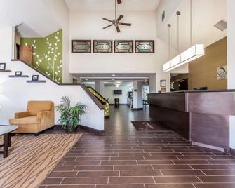 Sleep Inn & Suites Near I-90 and Ashtabula - Austinburg - Front desk