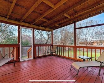 Fabulous 5-bedroom house in Austin with WiFi, AC - Austin - Balcony