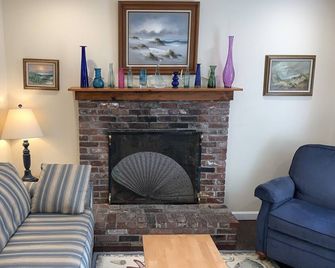 Bike To The Beach From Orchard Breeze, A Summer Breeze Cape Cod Vacation Rental - Eastham - Obývací pokoj