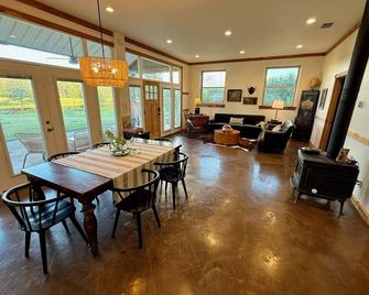 Secluded East TX Cabin w/ Hot Tub, Fishing Pond, Firepit & Scenic Views - Jacksonville - Essbereich