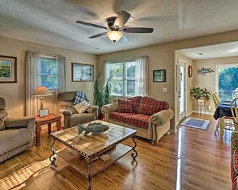 'riverside Hide-A-Way' W/ Patio, Bbq, Fishing Pier - Mountain Home - Living room