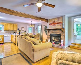 Secluded Chattanooga Getaway with Deck and Yard! - Chattanooga - Living room