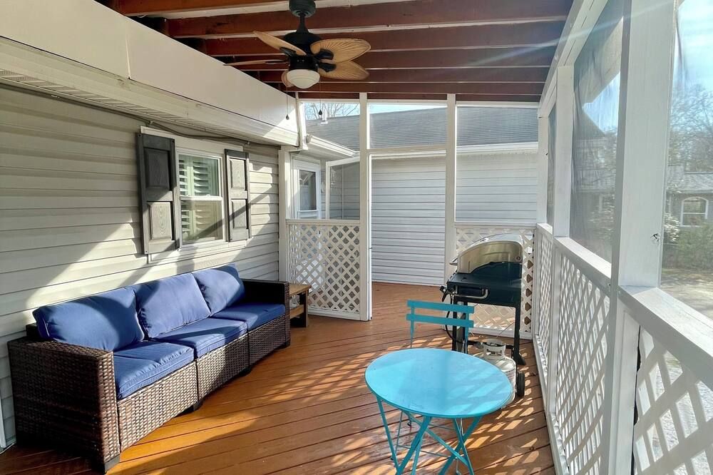 Cheerful 3 bedroom home with ample space and parking on premise