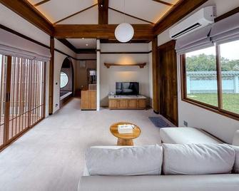 Krajokkaew Ling an 4 bedroom pool villa - Ban Khanong Phra Nua - Living room