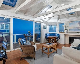 On Miramar Beach, the Bungalow is paradise. - Montecito - Living room