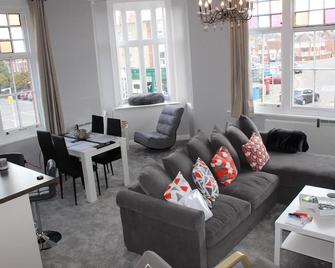 Lovely 2 Bed 2 Bath Flat With Free Parking - Poole - Oturma odası