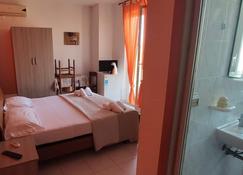 Briatico 2 min from the sea and 15 min from Tropea, room with kitchenette - Briatico - Bedroom
