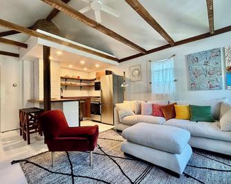Renovated Apartment on Main St. - Salisbury - Sala de estar