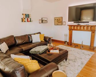 Casa Esma on 'The Hill' — Luxury Couples Retreat with Private Hot Tub - St. Louis - Wohnzimmer