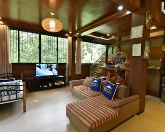 Nauvoo Farm Resort - Magalang - Sala de estar