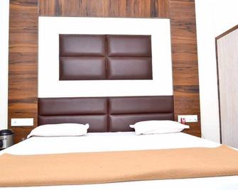 OYO 39879 The New Holiday Inn - Mahesāna - Bedroom