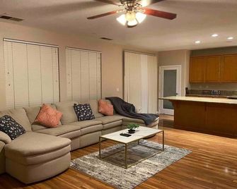 Cheerful 4-bedroom residential home with Jacuzzi - סקרמנטו - סלון
