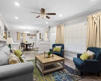 Modern & Cozy Home Mins to everything - Rocky Mount - Living room