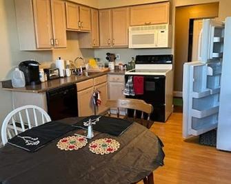 Cozy condo at the Raritan Bay / Jersey Shore -- Bus to NYC at corner - Keansburg - Cocina