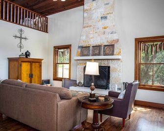 Honey Creek Cottage - Fredericksburg - Living room