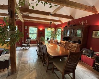 Cozy Woodland Retreat nestled in the Berkshires, close to Mass Moca. - Florida