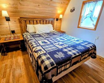 Drummond Island Hotel & Vacation Homes - Sunset Den - Drummond - Bedroom