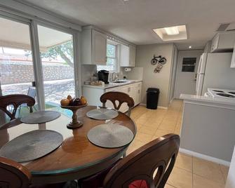 Cozy Townhome 5 Min to Airport - El Paso - Dining room