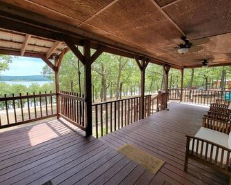 Gigi's Spacious Lakefront with Boat Ramp Access!! Newly Remodeled, Sleeps 8! - McAlester - Patio